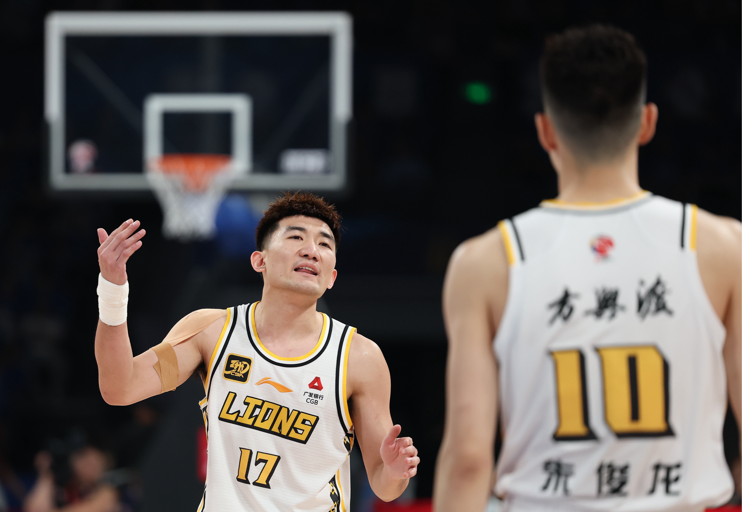 广东男篮力克浙江队，继续领跑