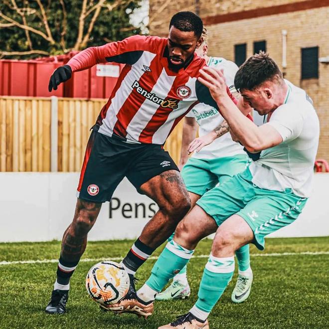 波尔多球员上演帽子戏法，帮助球队大胜对手的简单介绍