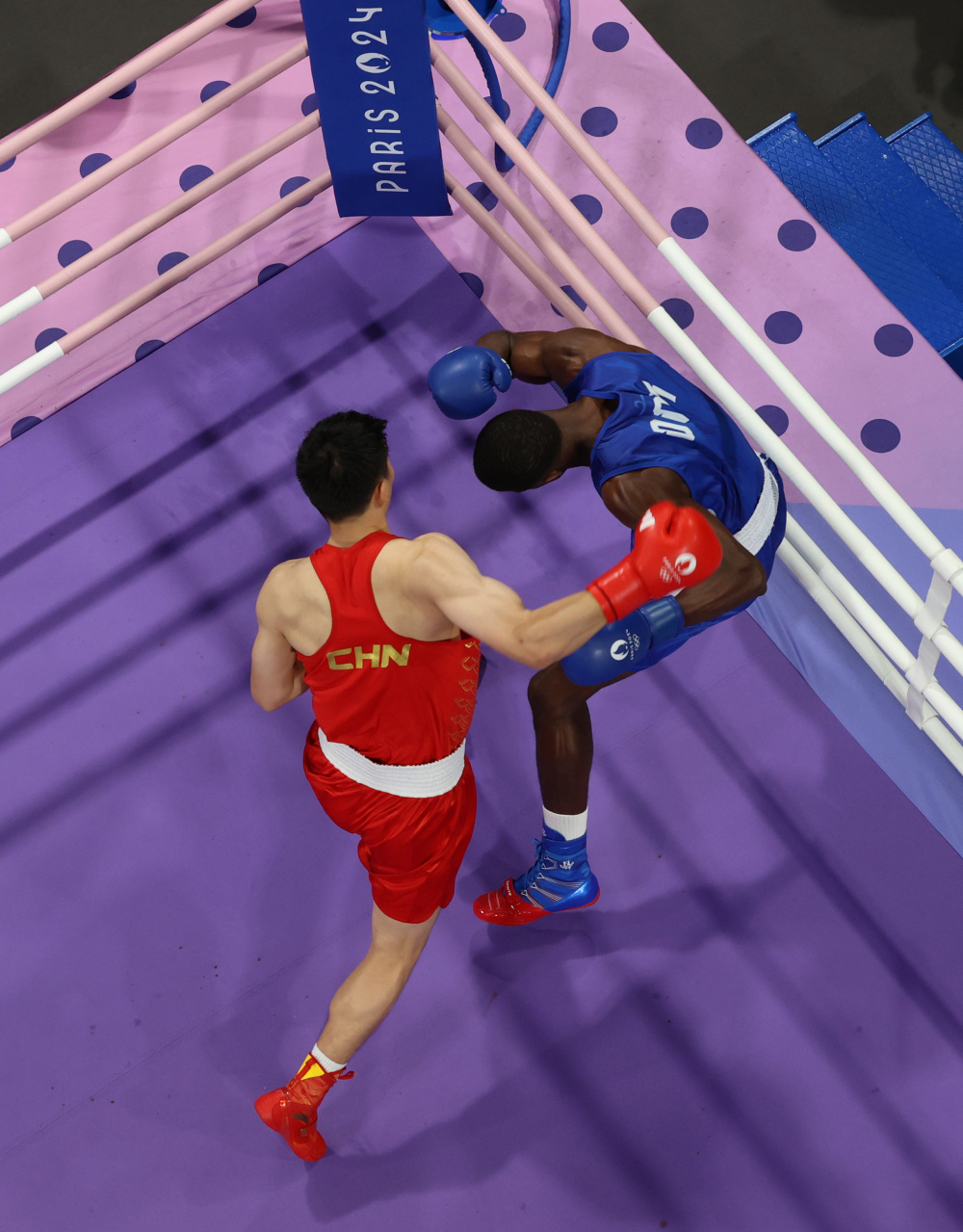 拳击选手刷新世界纪录，震撼全场的简单介绍