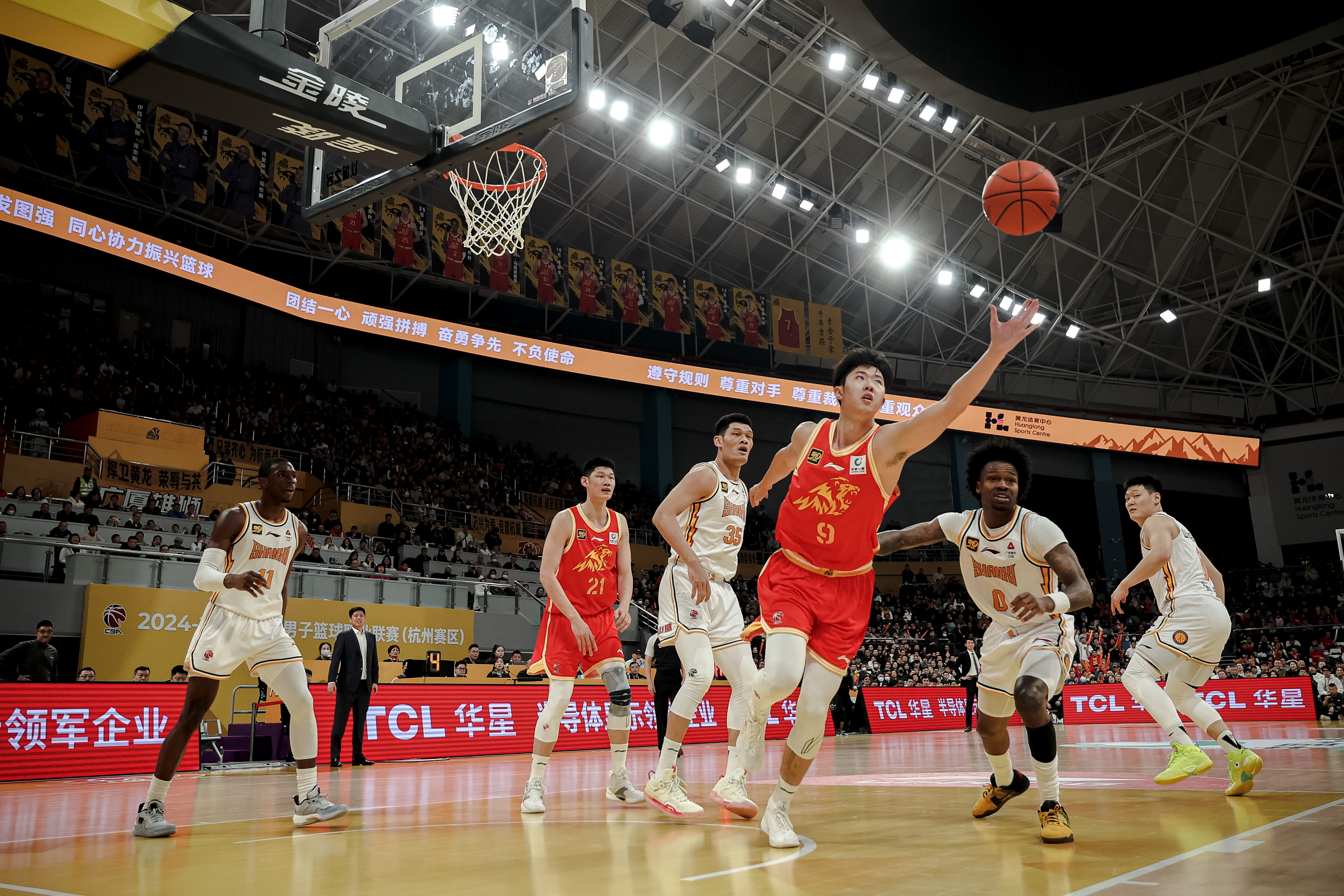 关于青岛队力克浙江队,范弗利特点燃赛场的信息 关于青岛队力克浙江队,范弗利特点燃赛场的信息